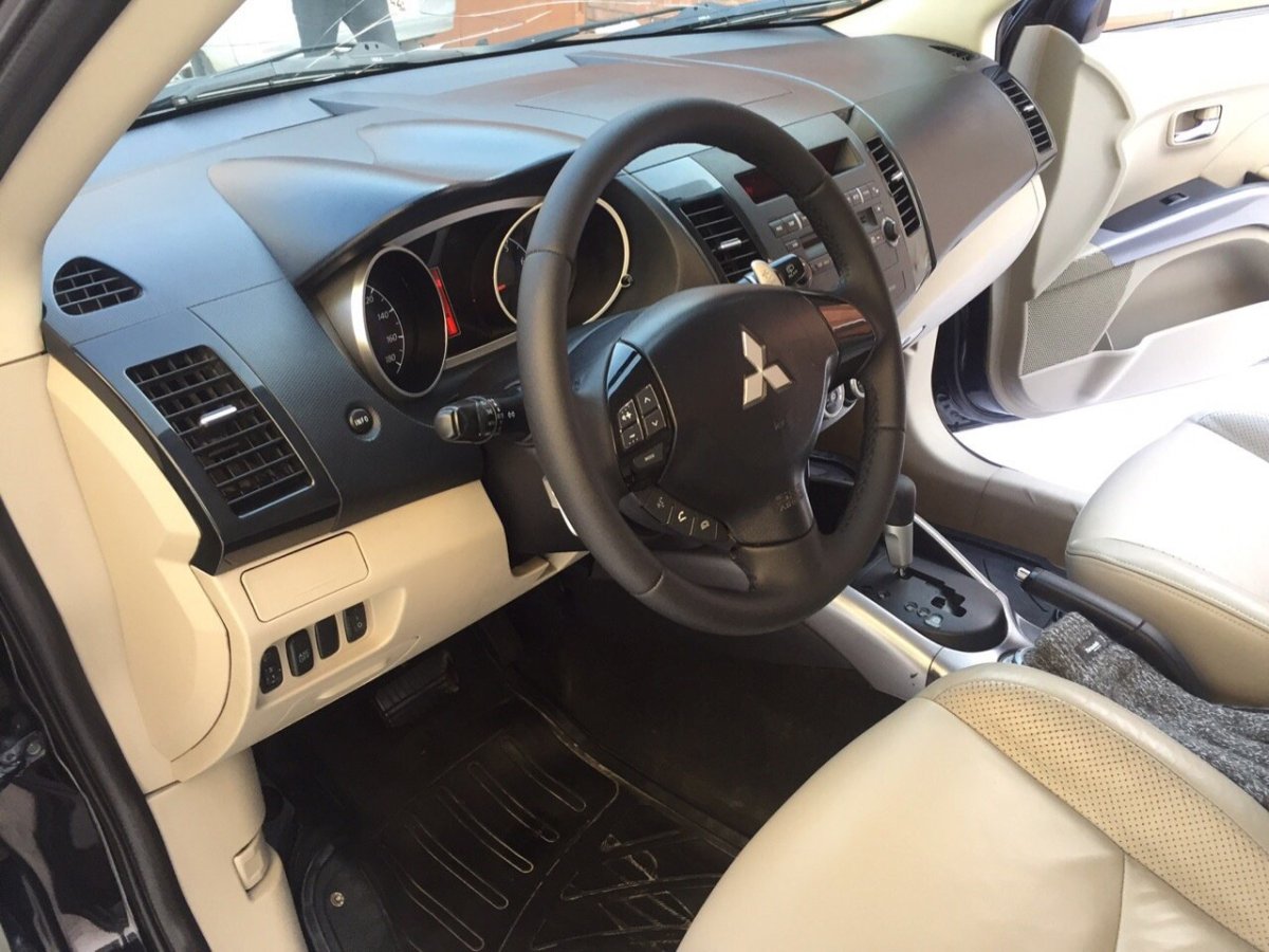 Митсубиси Аутлендер 3 с бежевым салоном