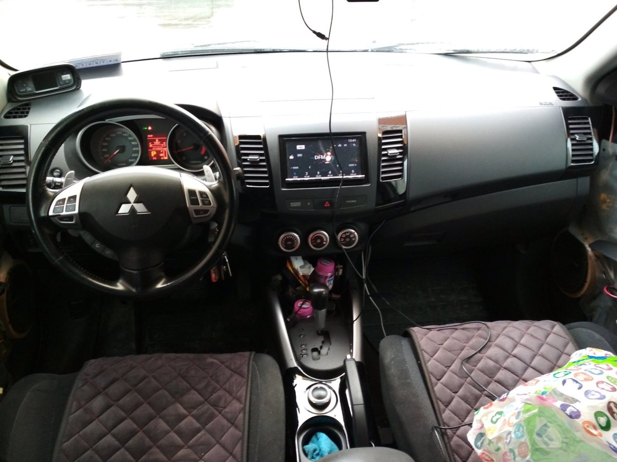 Outlander XL 2011 салон