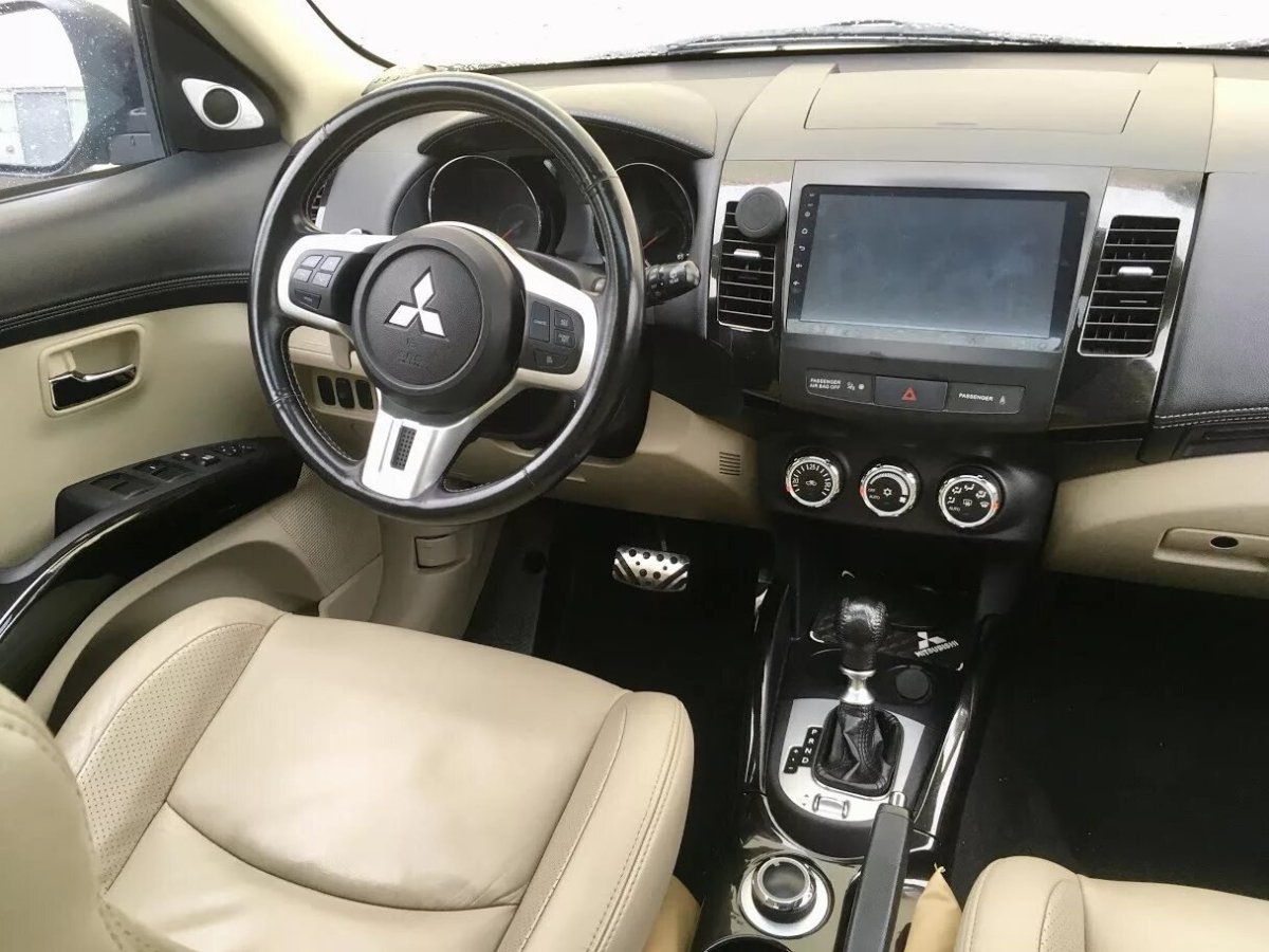 Mitsubishi Outlander 2 XL салон