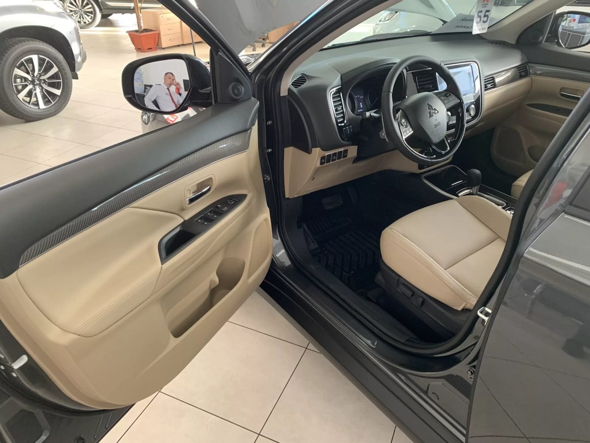 Mitsubishi Outlander 3 бежевый салон