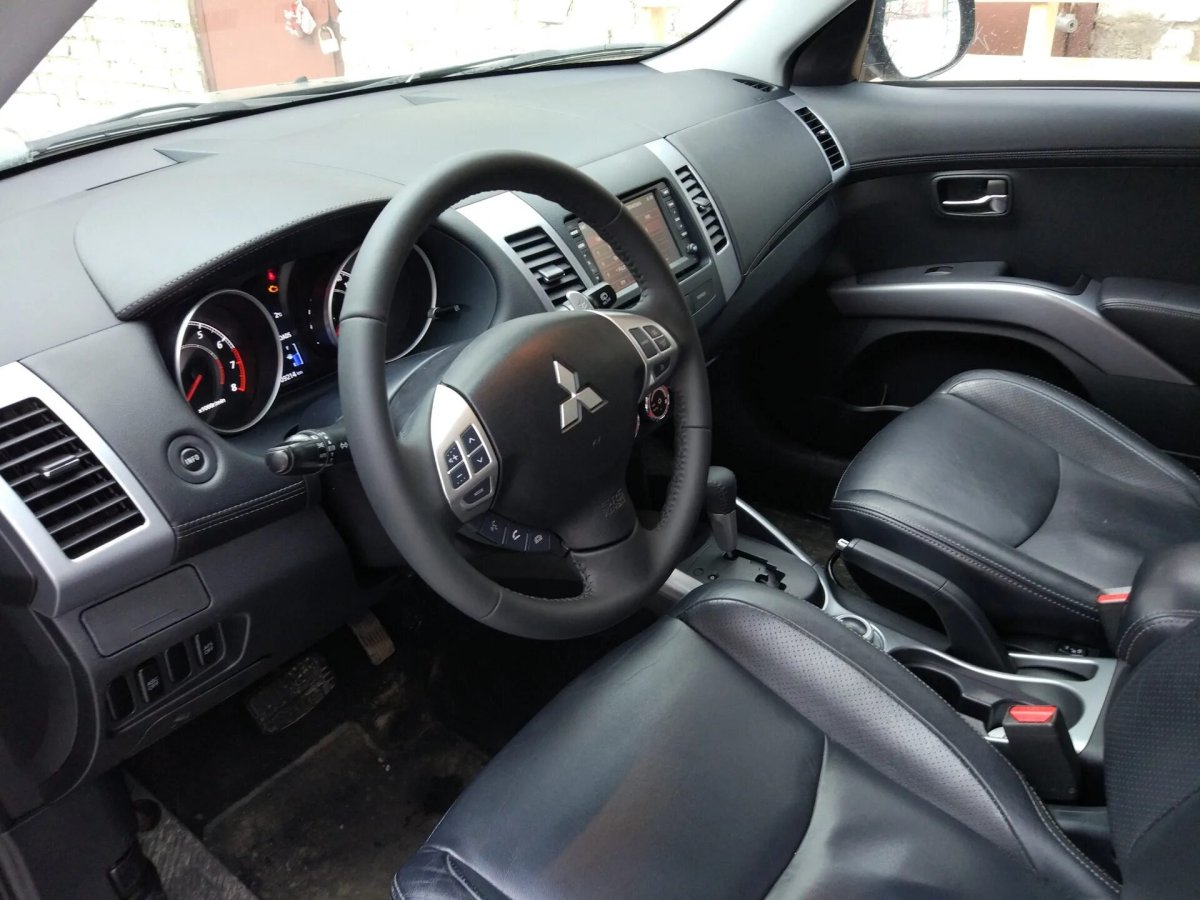 Аутлендер ХЛ 2.4 салон