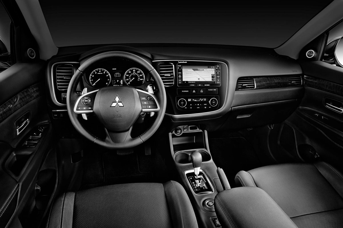 Митсубиси Аутлендер 2015 года салон