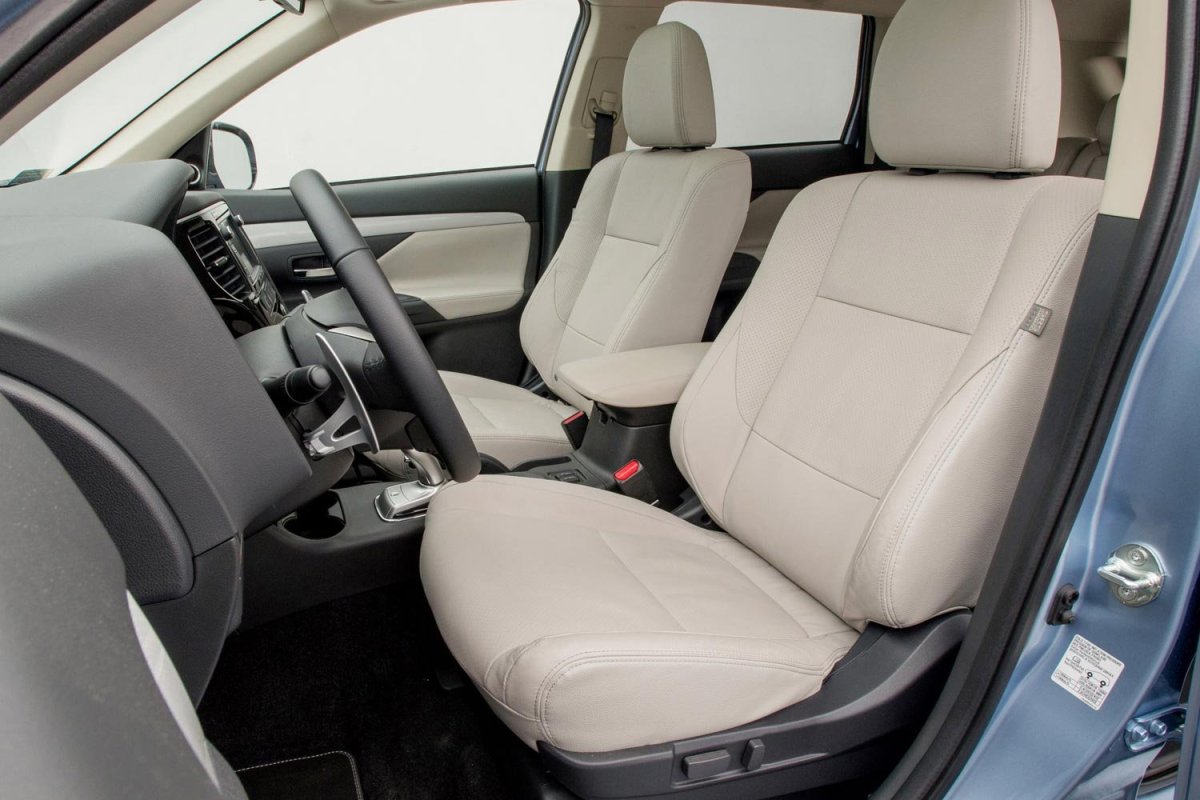 Mitsubishi Outlander PHEV салон