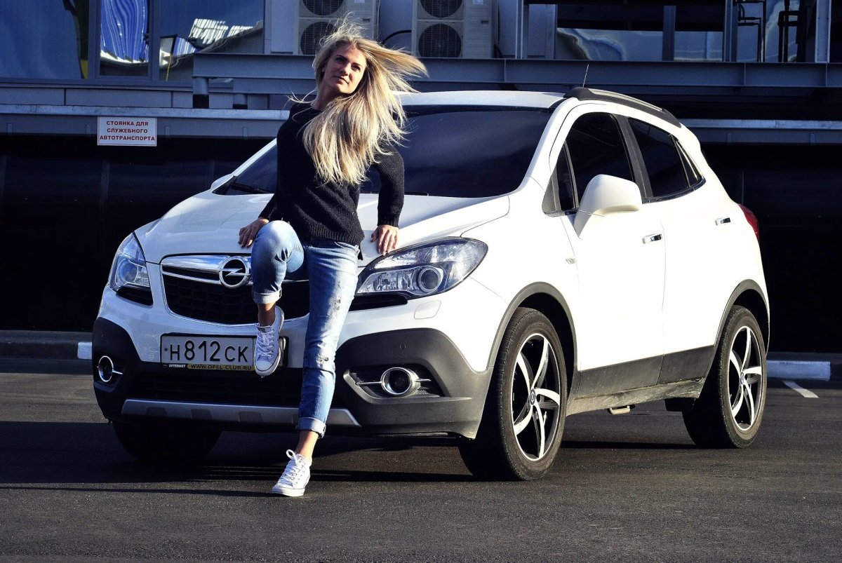 Опель Мокка и девушка
