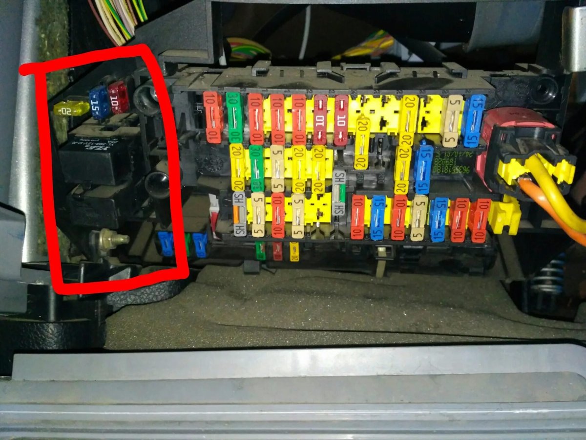 Блок предохранителей Пежо 406