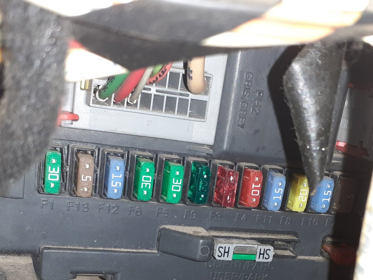 Блок предохранителей Пежо 207 под капотом