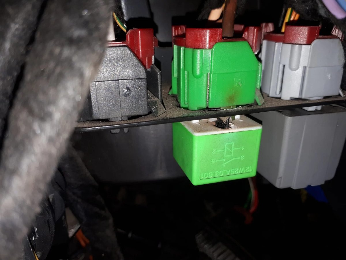 Фишка реле Пежо 308