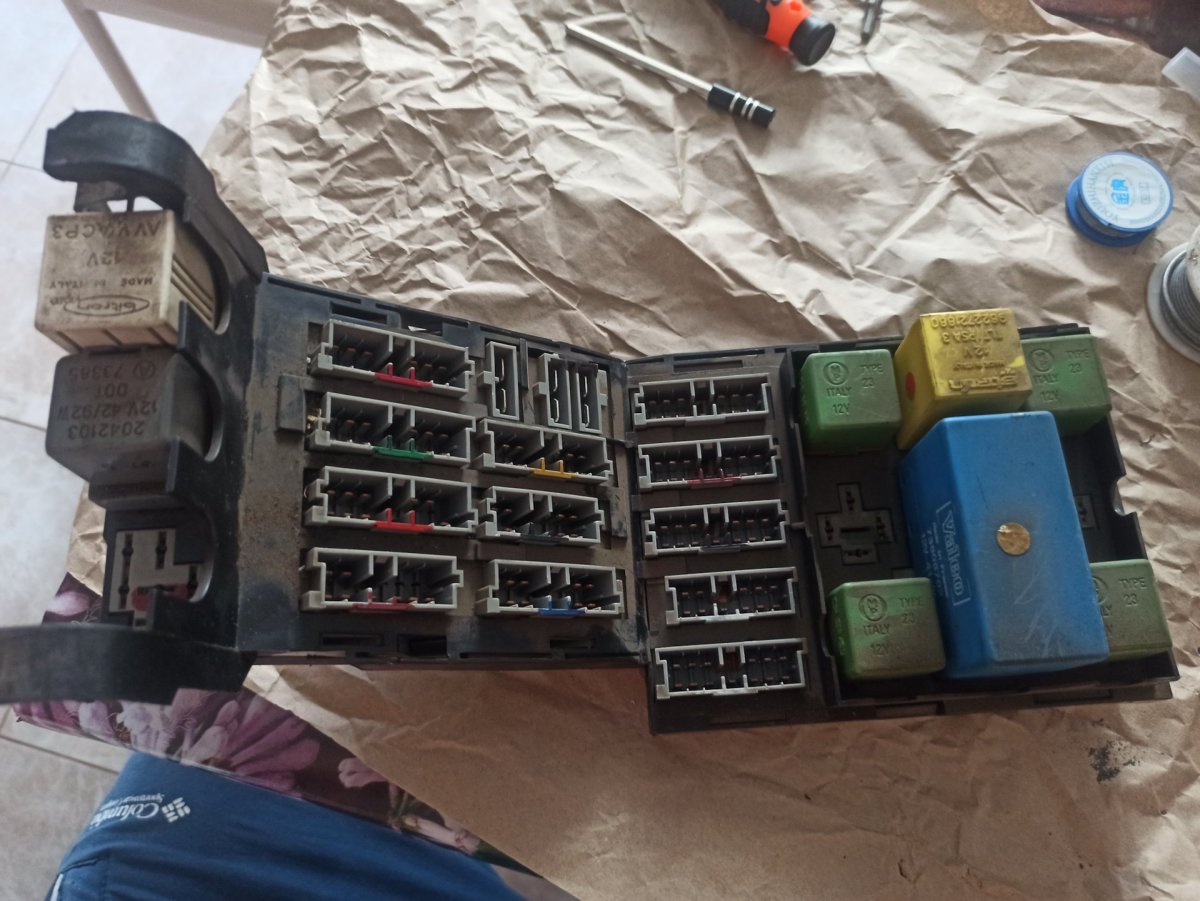 Замок на панель с предохранителями