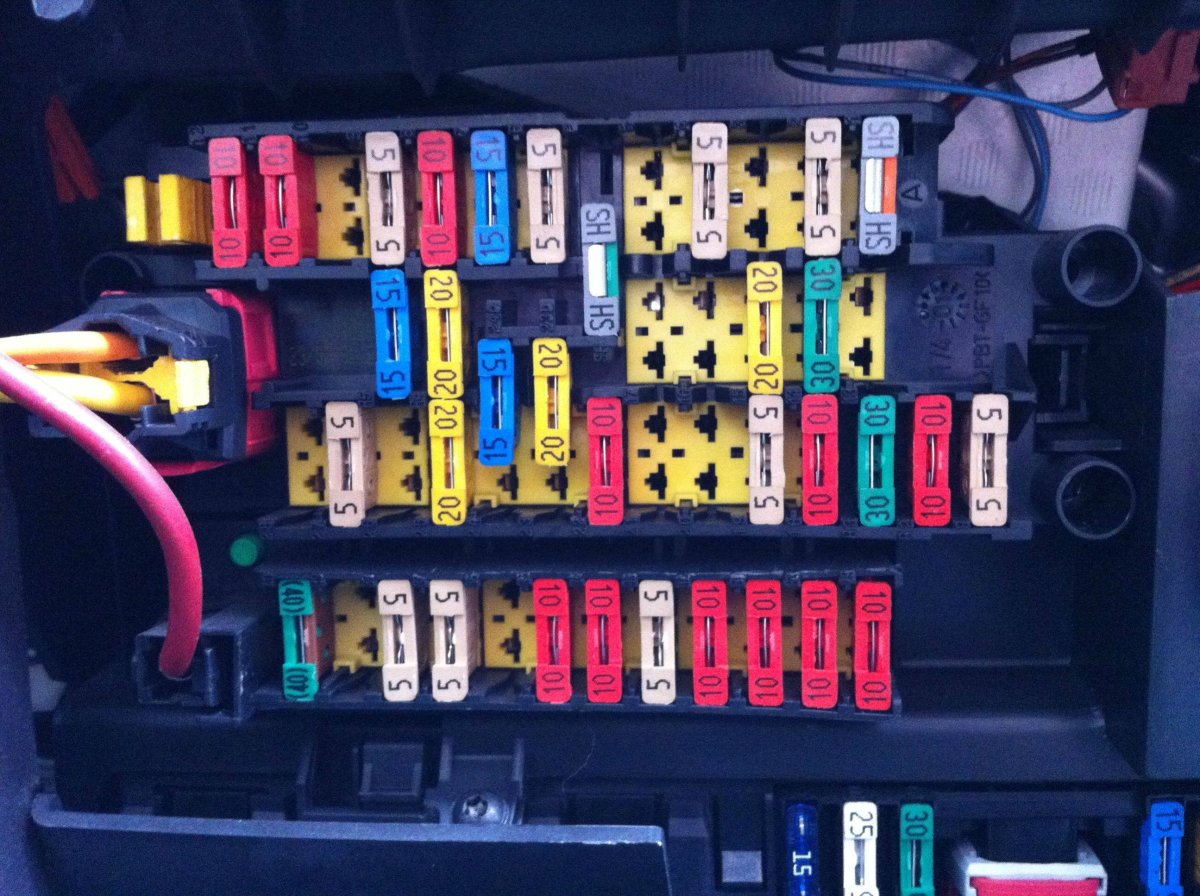 Блок предохранителей Пежо 206