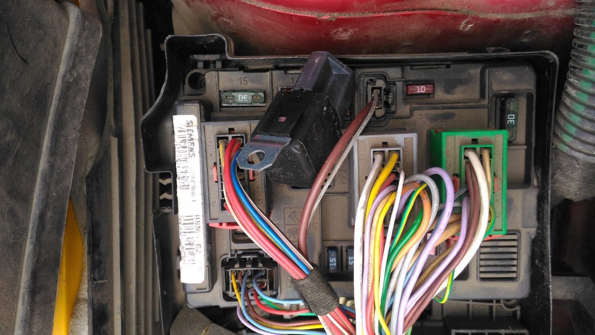 Реле топливного насоса Пежо 206 1.4