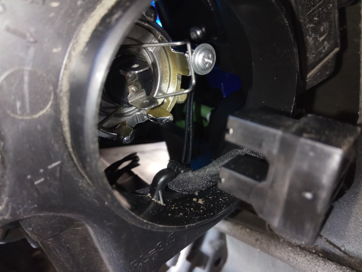 Лампа ближнего света Джили Эмгранд х7