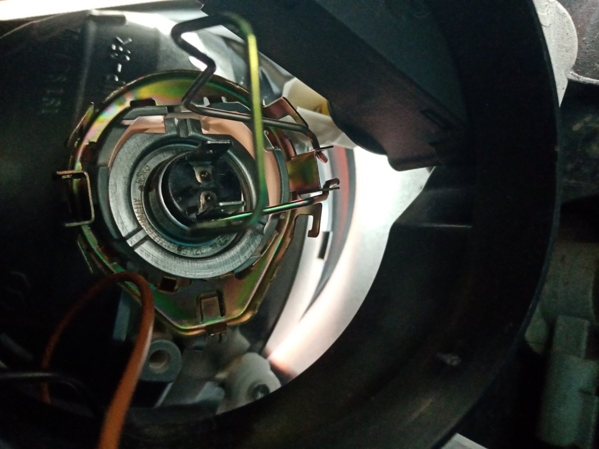 Фиксатор лампочки ближнего света Лада Калина 2