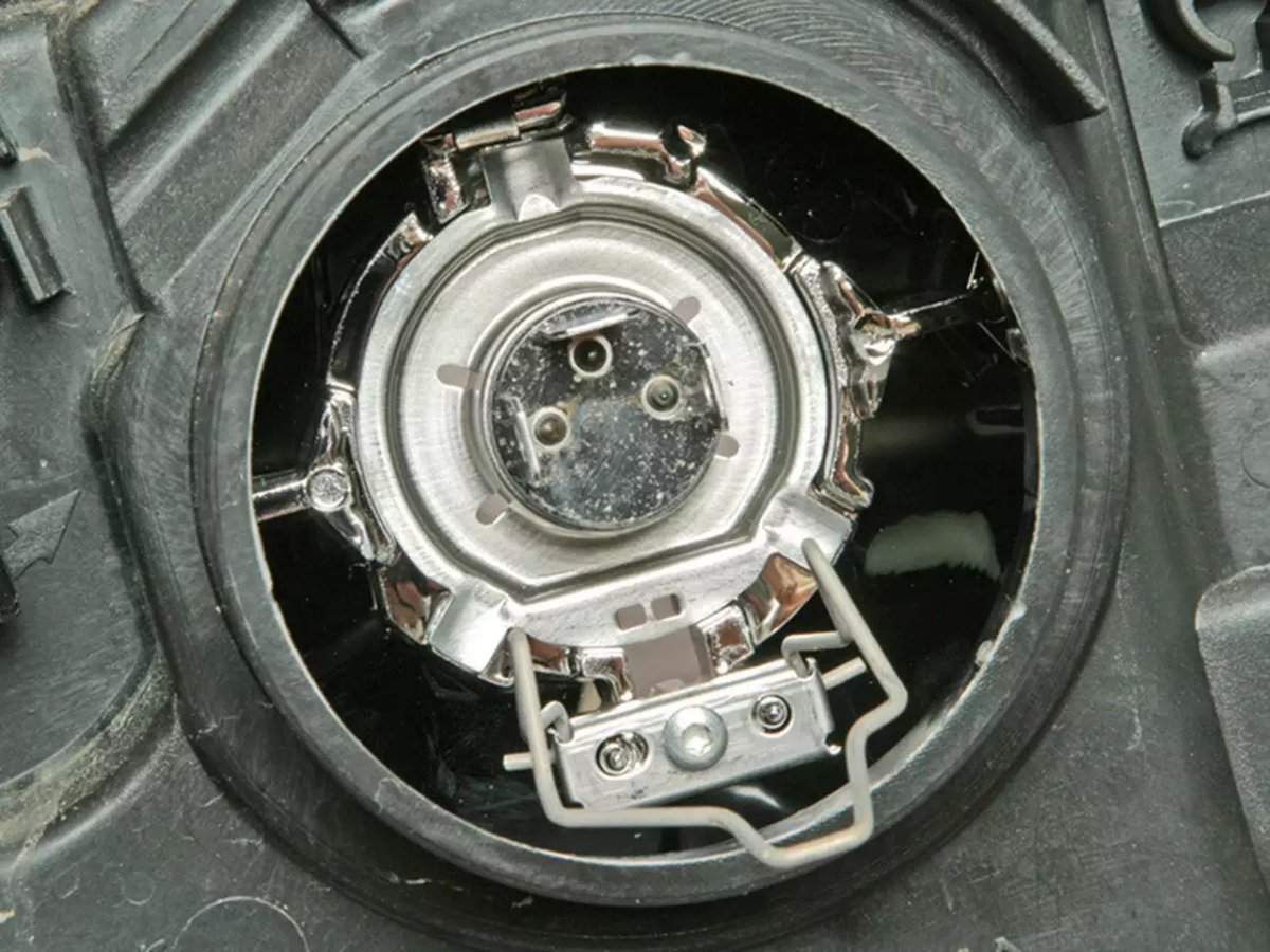 Крепление лампочки ближнего света Рено Логан 1