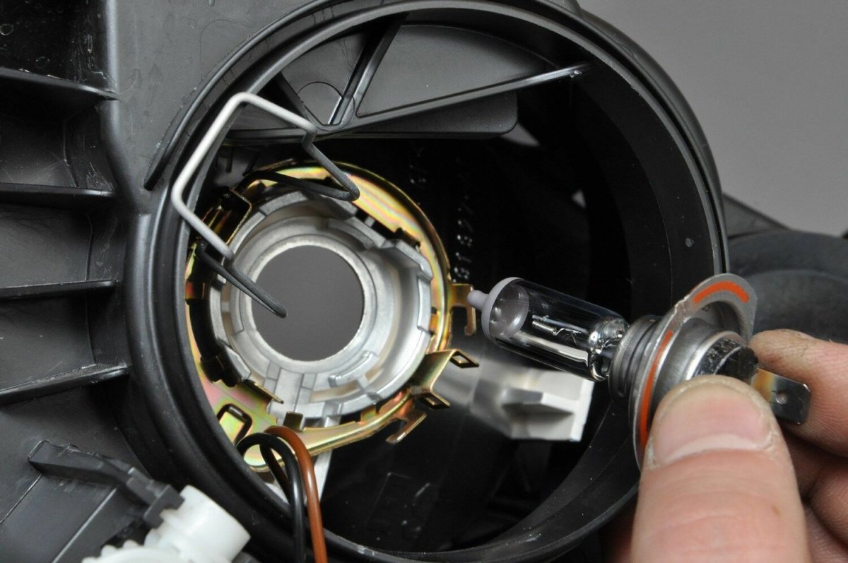 Крепление лампочки ближнего света Калина 2 универсал