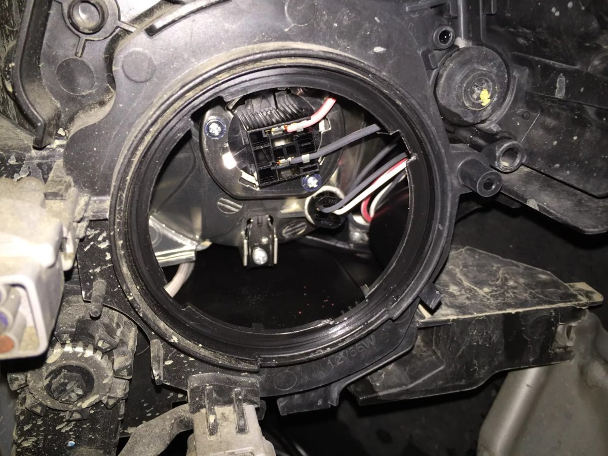 Outlander 2012 крепеж лампы ближнего света