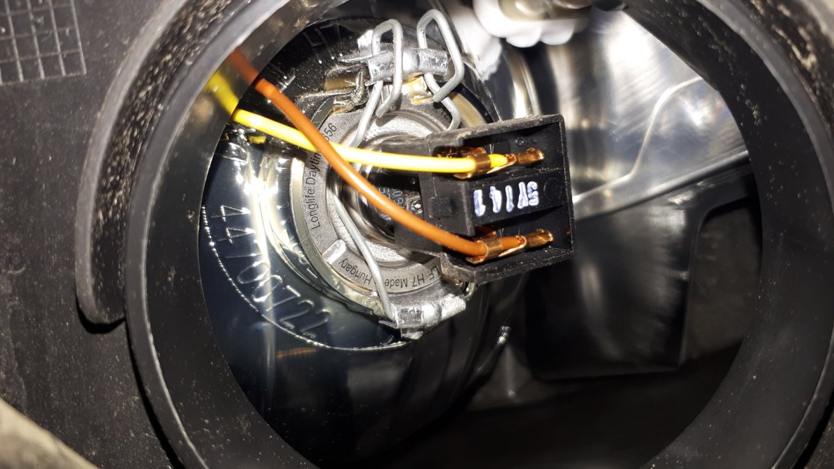 Фиксатор лампы ближнего света Пежо 308