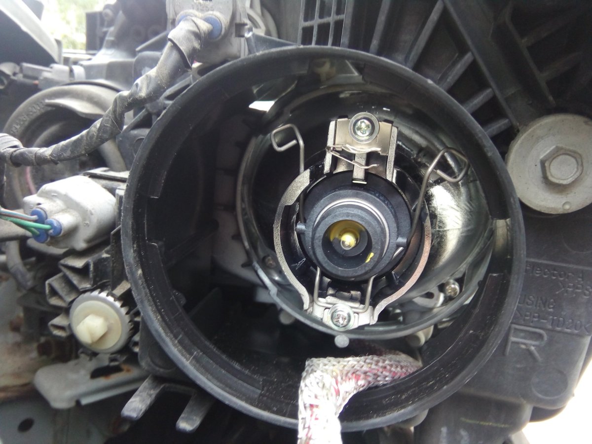 Лампа дальнего света Toyota Avensis 2007 h1