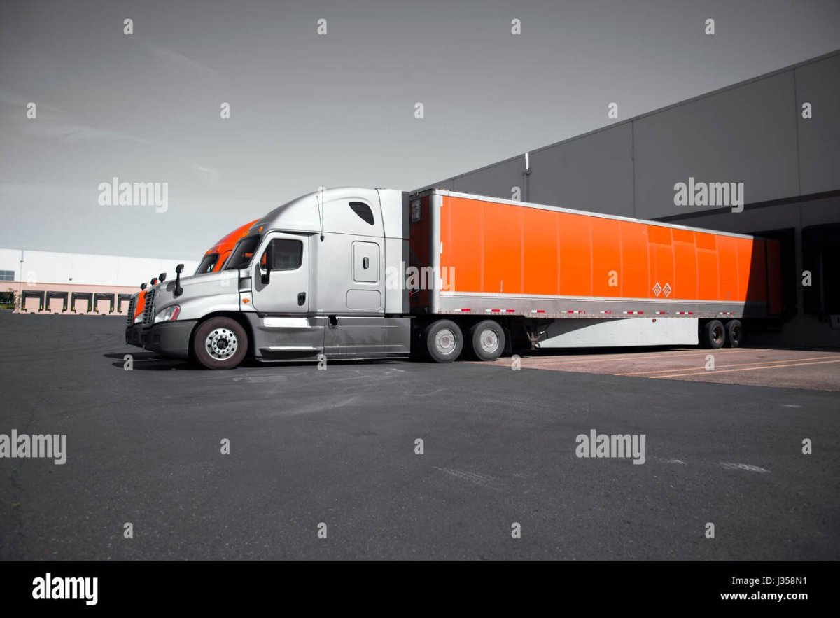 Фура на складе