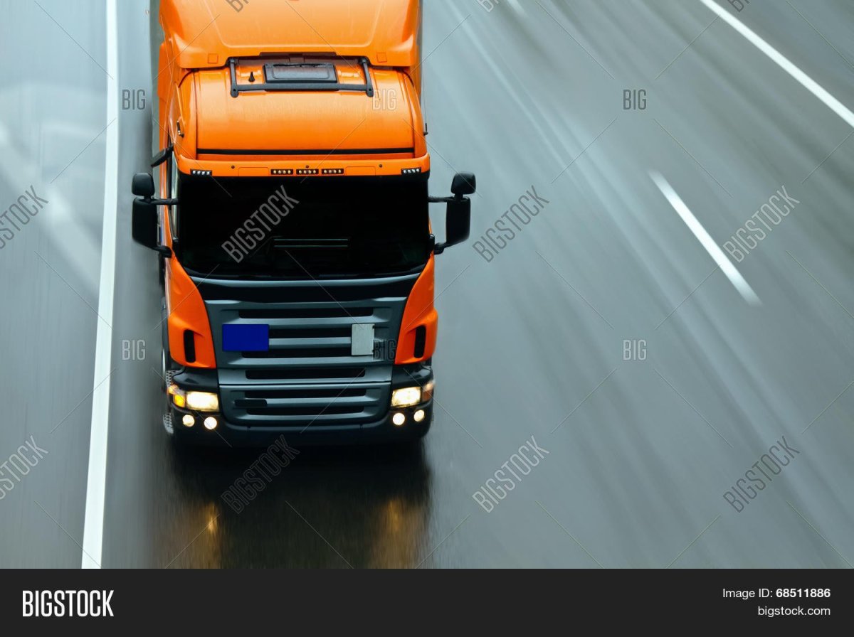 Оранжевый тягач