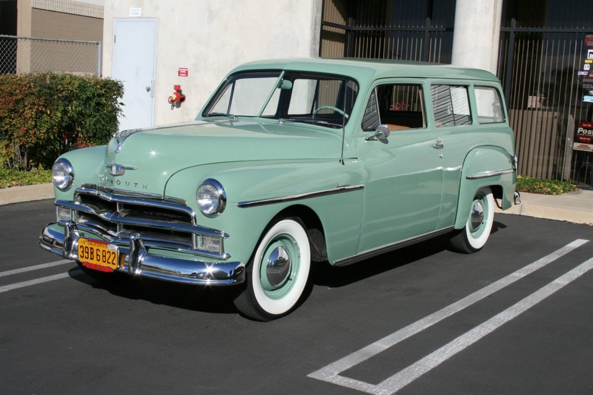 Plymouth_Suburban_1956