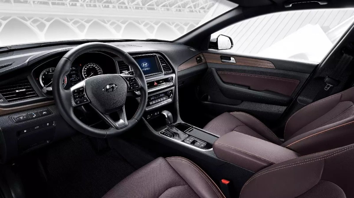 Хендай Соната 2015 черный салон
