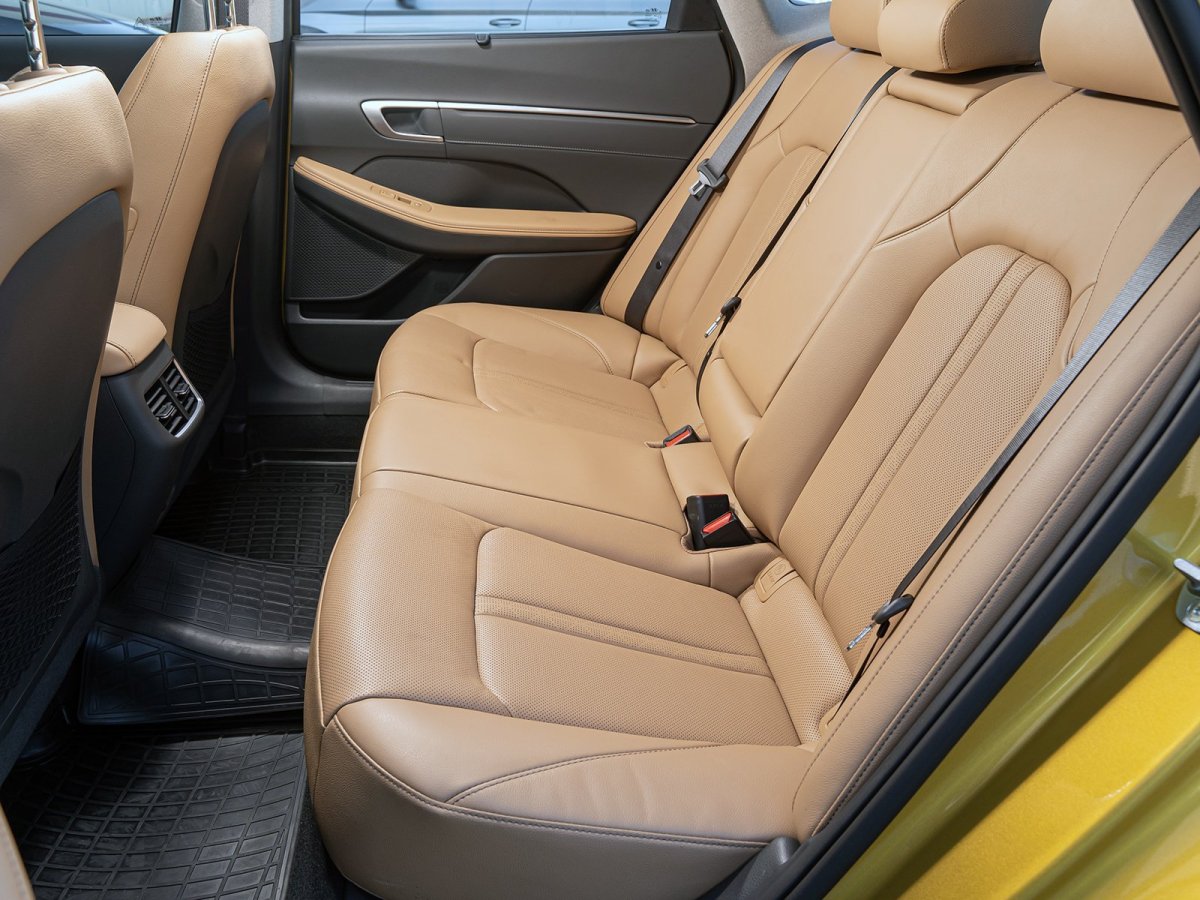 Хендай Соната 2021 салон сзади