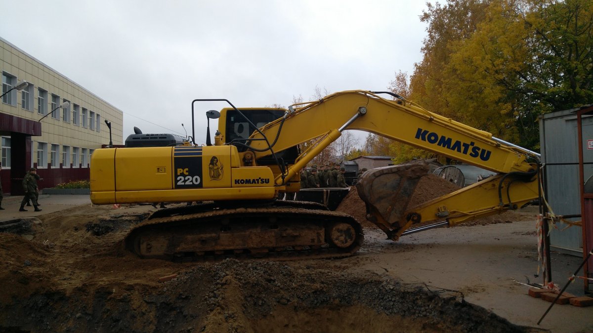 Коматсу 220 экскаватор