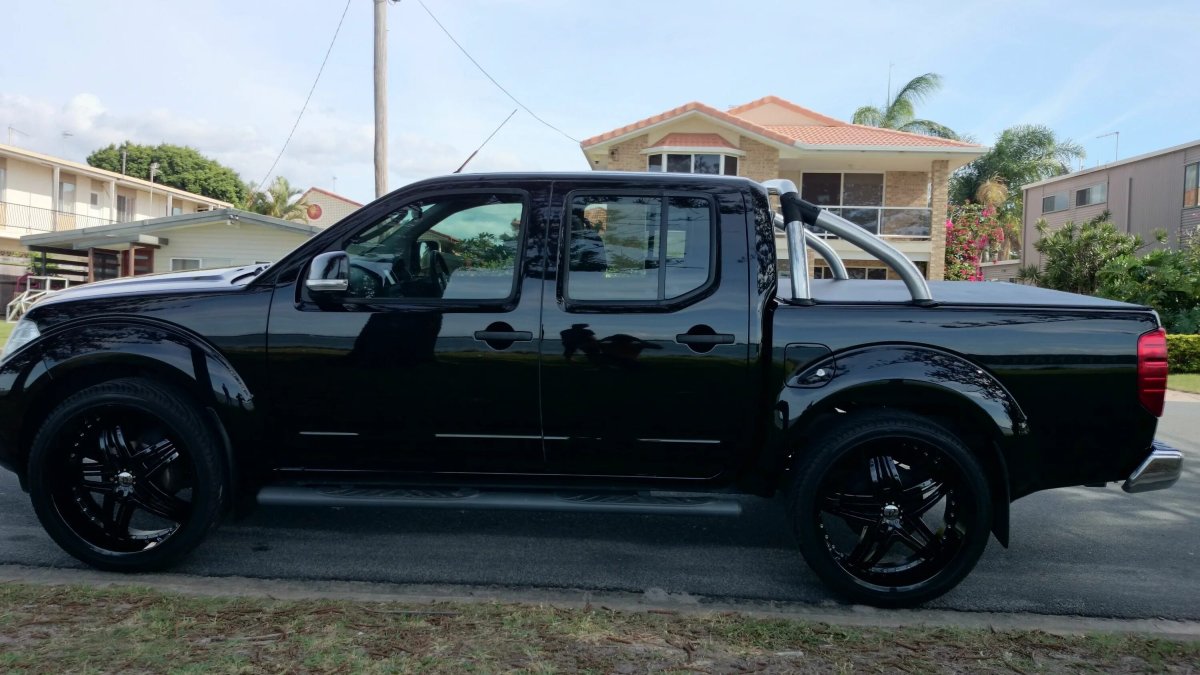 Ниссан Навара пикап черный