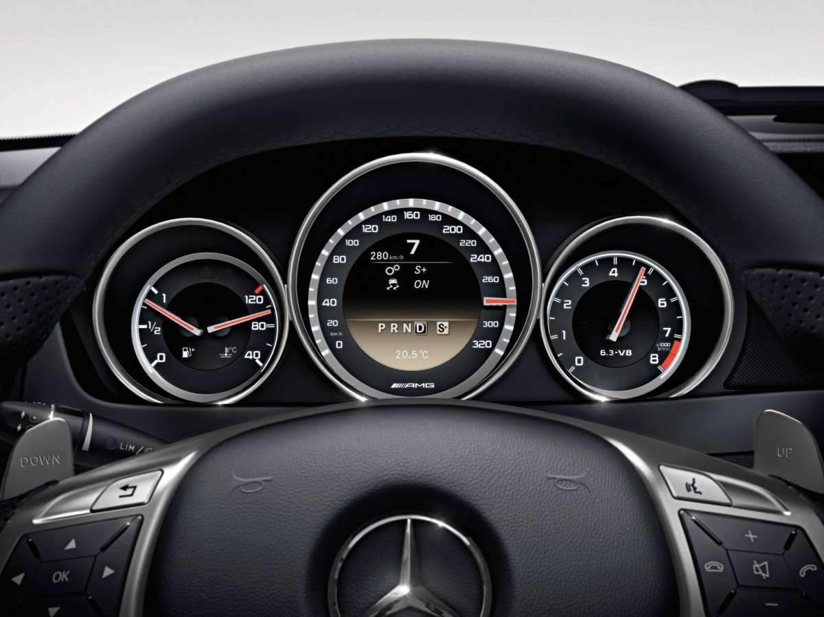 Mercedes Benz c63 AMG спидометр