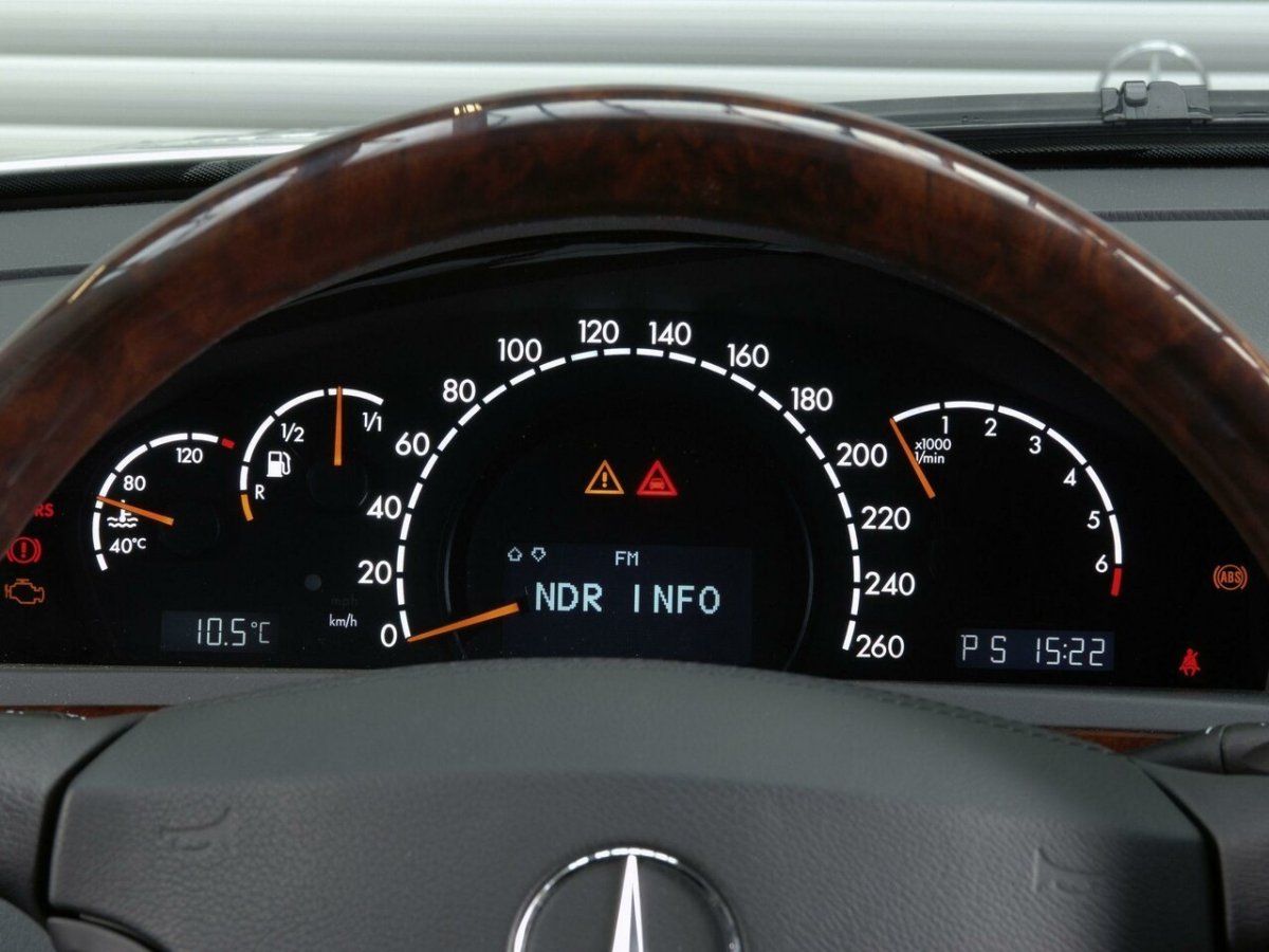 Mercedes Benz s 220 приборная панель