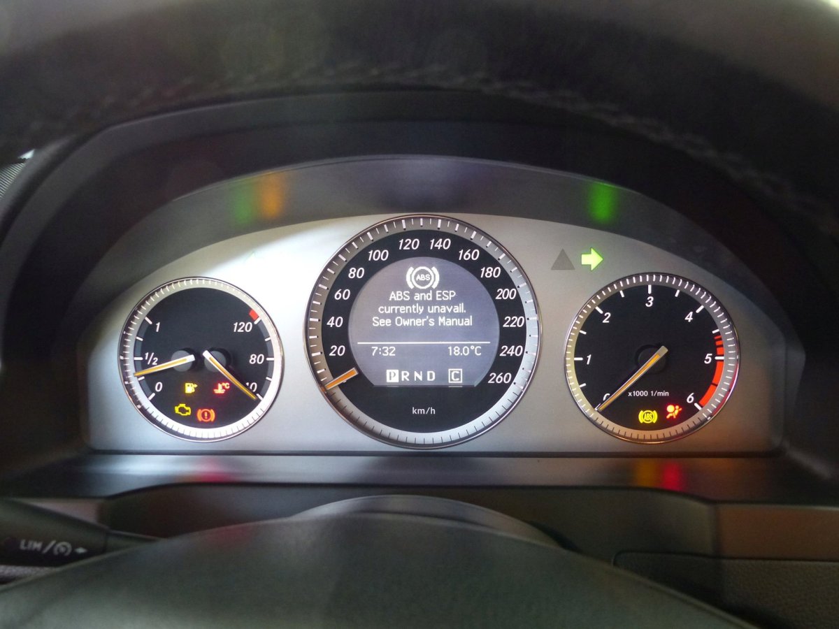 Mercedes w204 приборная панель