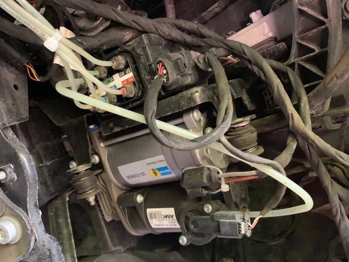 Блок клапанов пневмоподвески w164