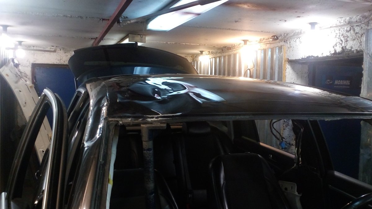 Панель крыши автомобиля