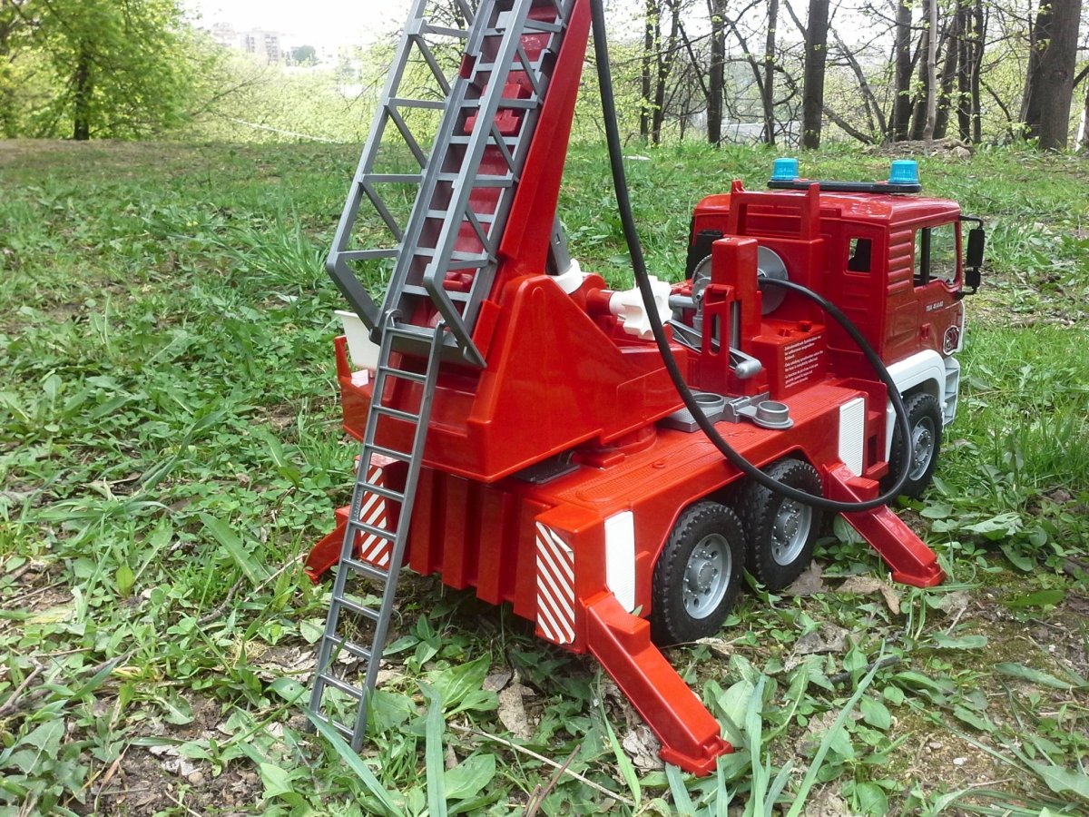 Bruder man с лестницей и помпой 02-771