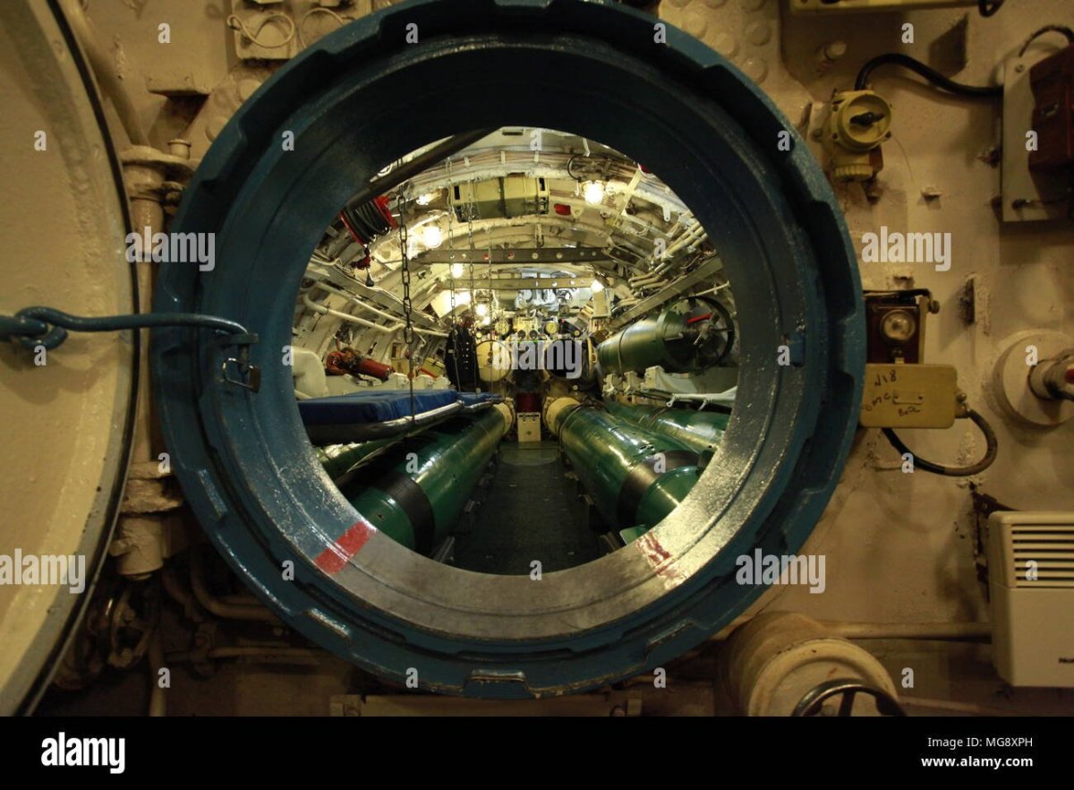 Внутри подводной лодки иллюминатор