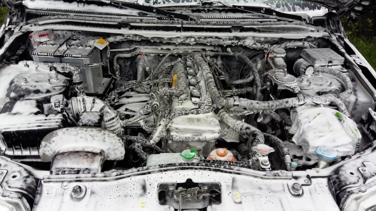 Моторный отсек Сузуки Гранд Витара 2.0