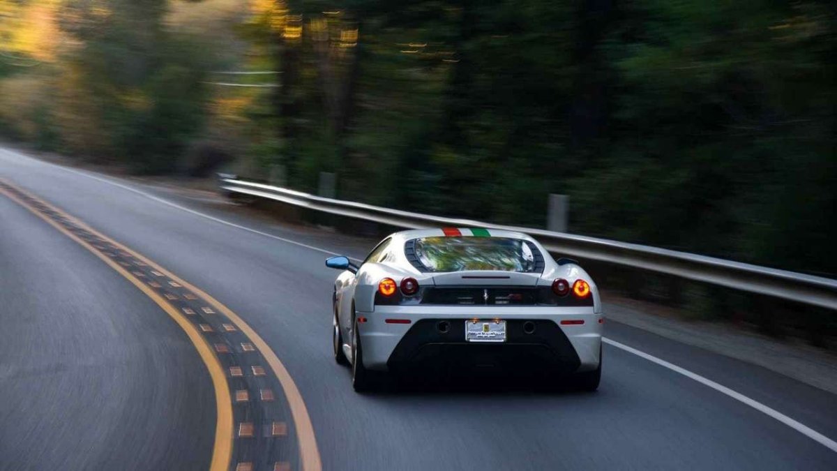 Гоночные машины на трассе