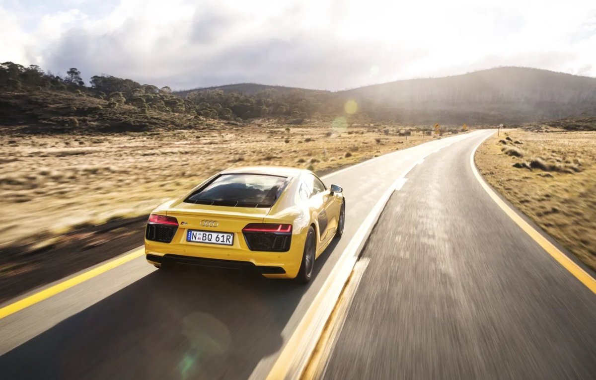 Ауди р8 желтая