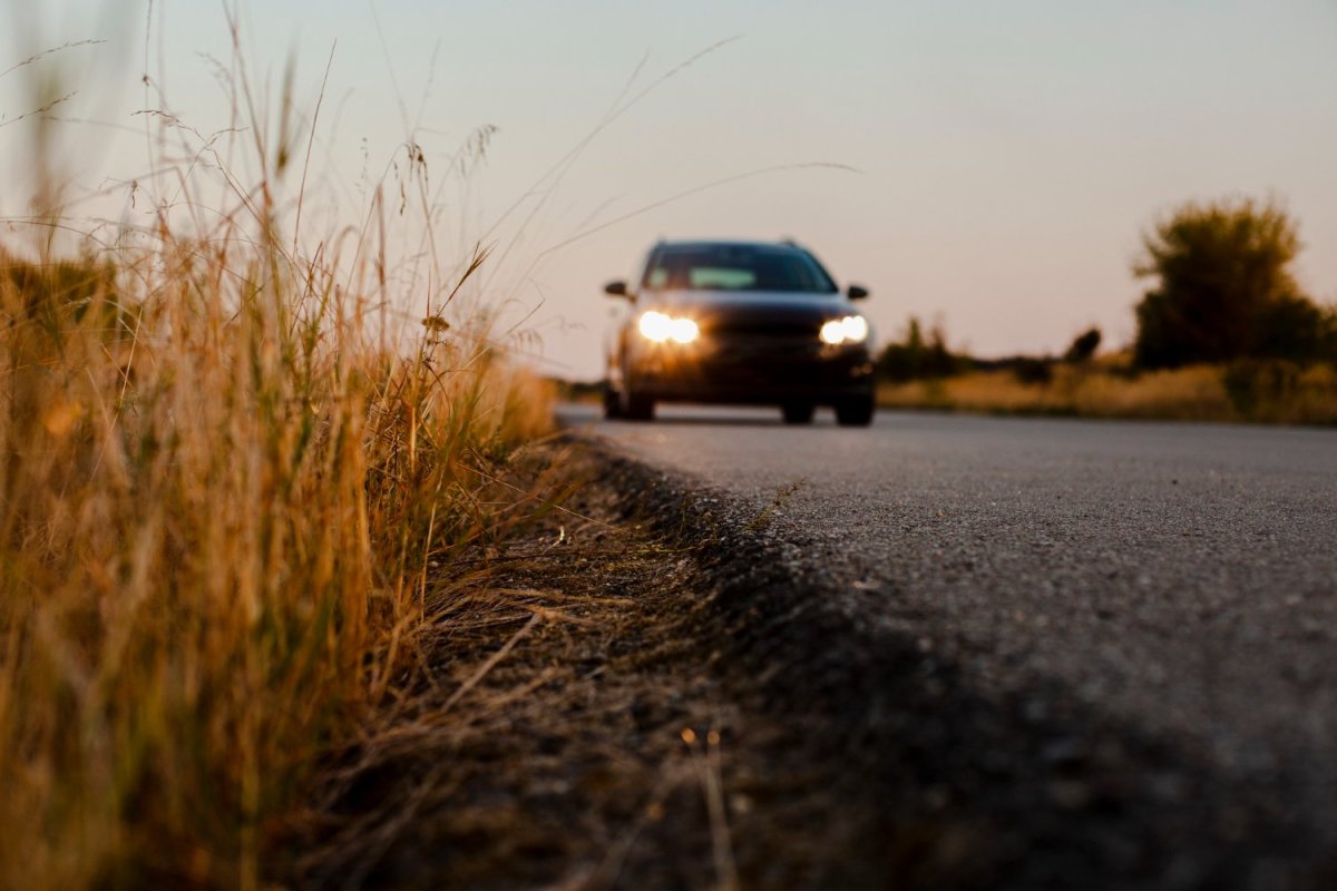 Машина едет по деревне