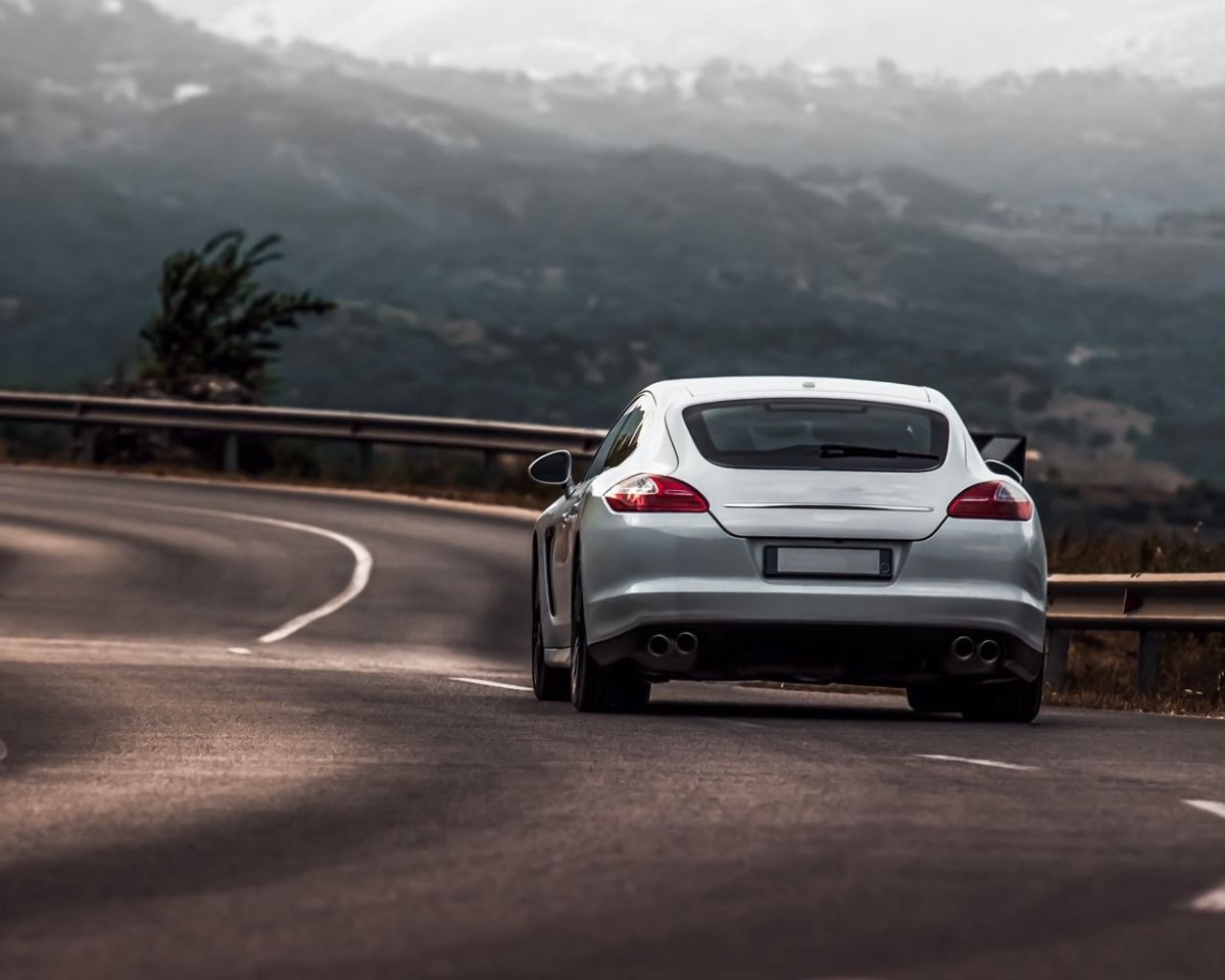 Автомобиль вид сзади