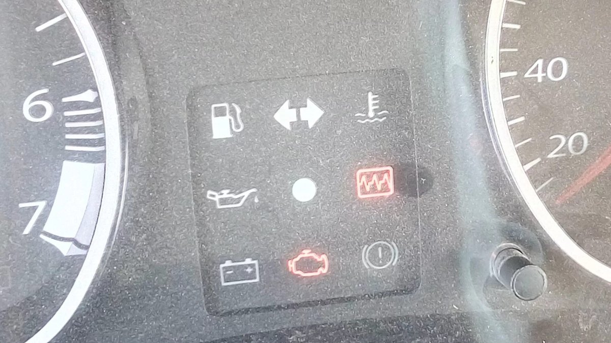 Лампочка чек Рено Логан 2010