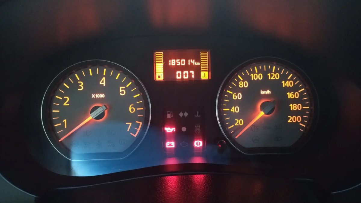 Приборная панель Рено Логан