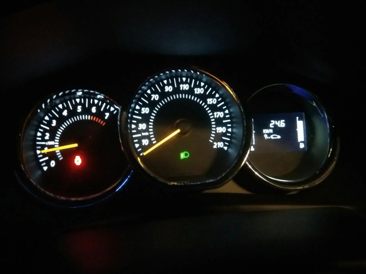 Молния на панели приборов Рено