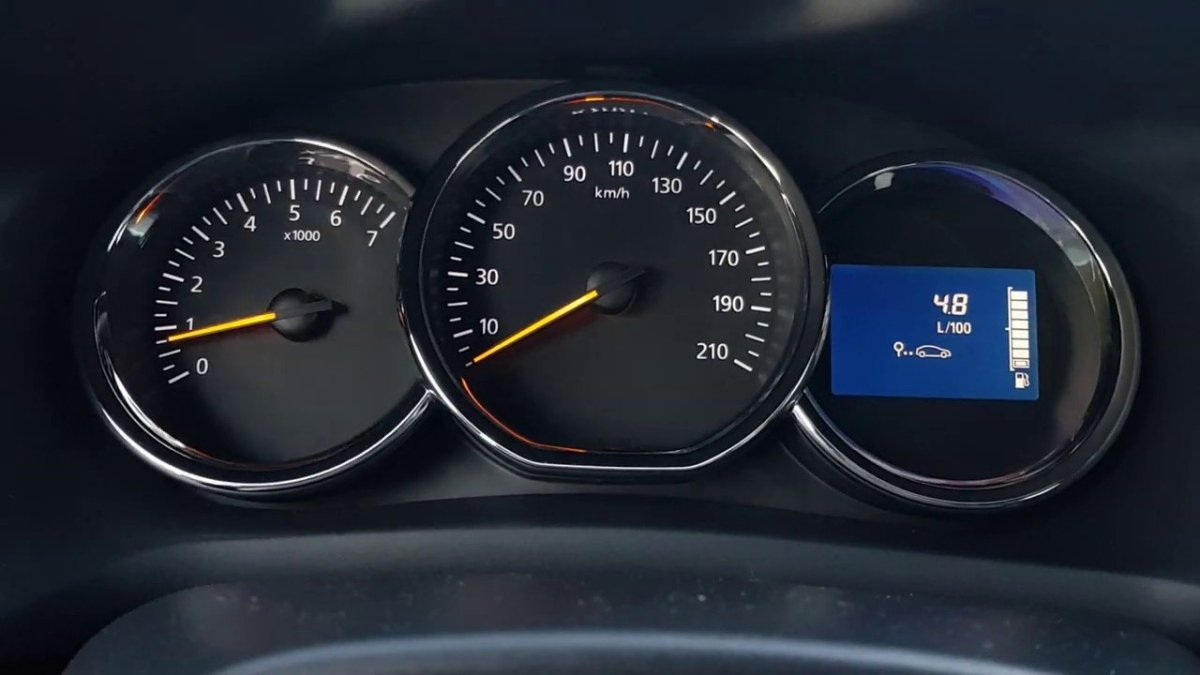 Renault Logan комбинация приборов