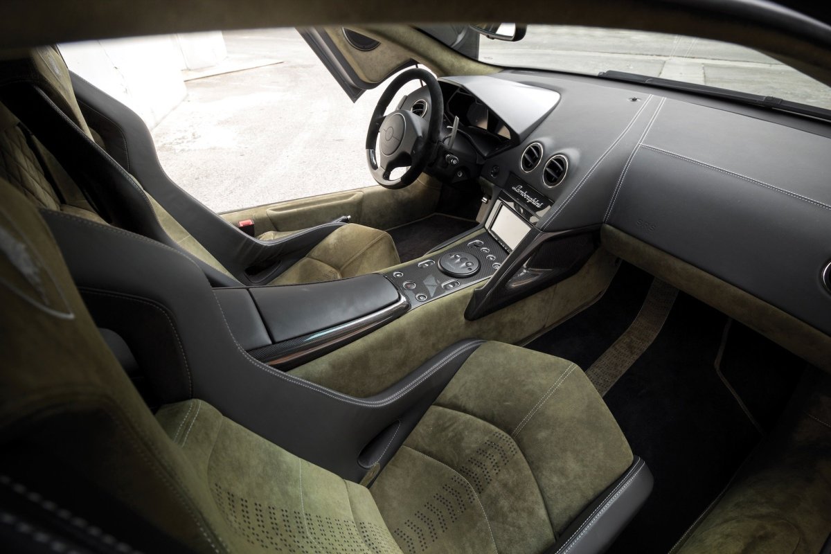 Ламборджини Ревентон салон