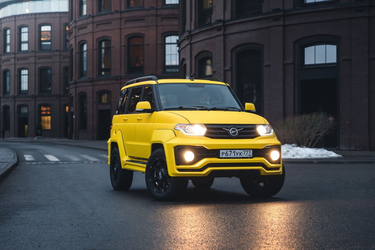 Желтый УАЗ Патриот