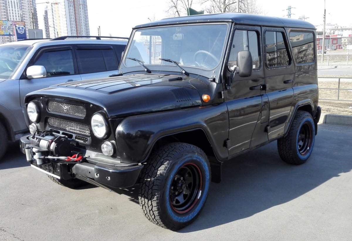 Черный тюнингованный УАЗ Хантер