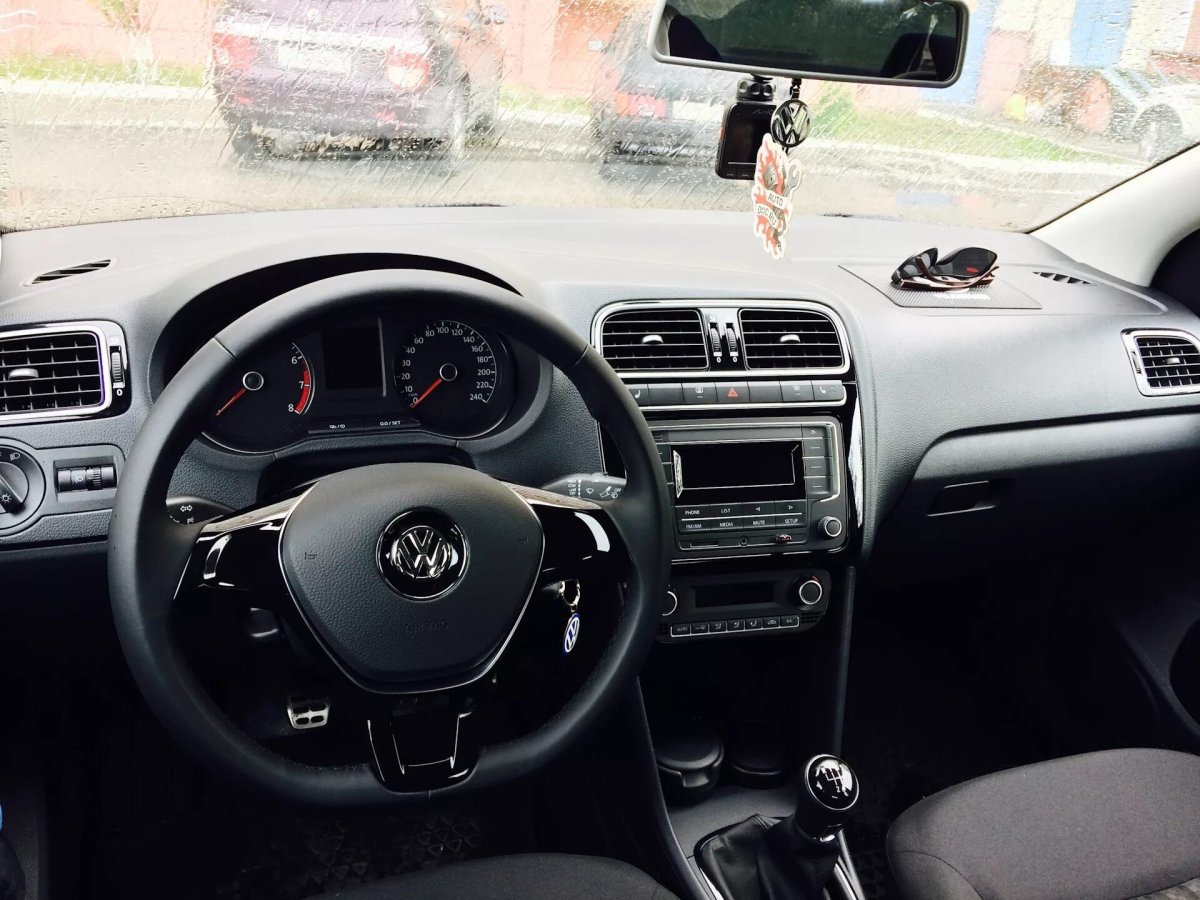 Поло седан салон рояльный лак