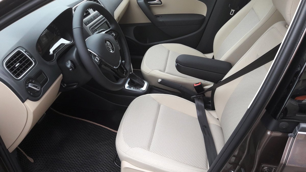 Поло седан бежевый салон