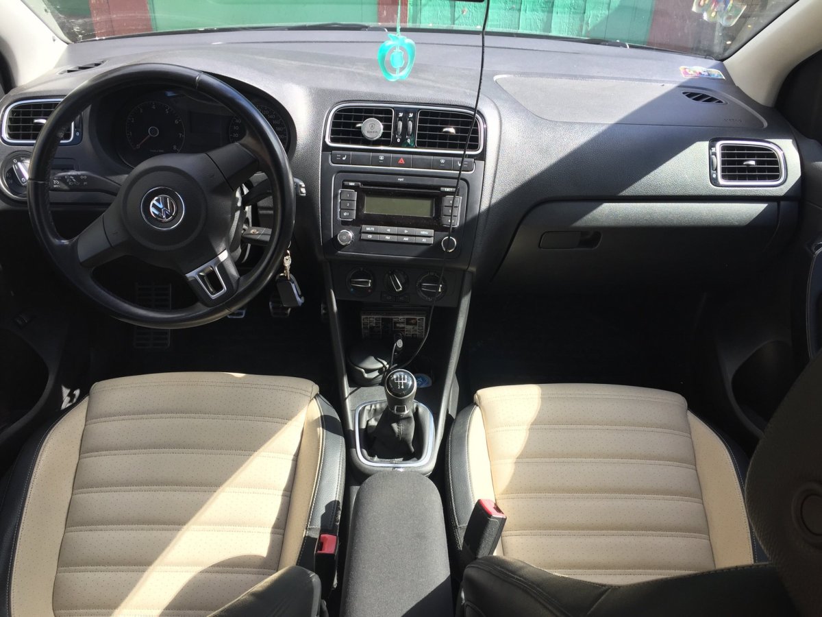 Белый салон поло седан